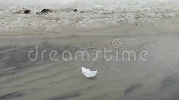 小白纸船沿着小溪游泳视频的预览图