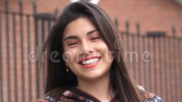 微笑秘鲁拉丁少女视频的预览图