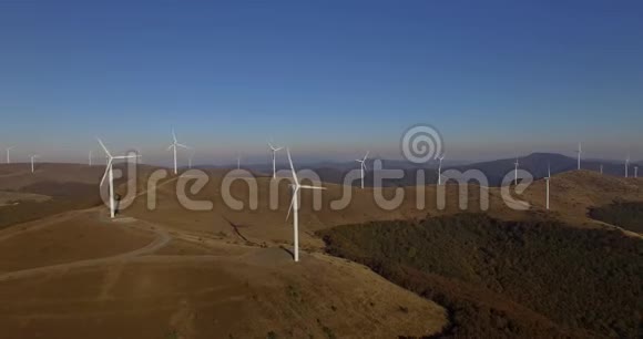 可再生能源风力涡轮机农场空中4K录像视频的预览图
