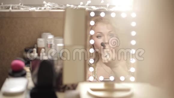 金发碧眼的看着镜子在家化妆视频的预览图