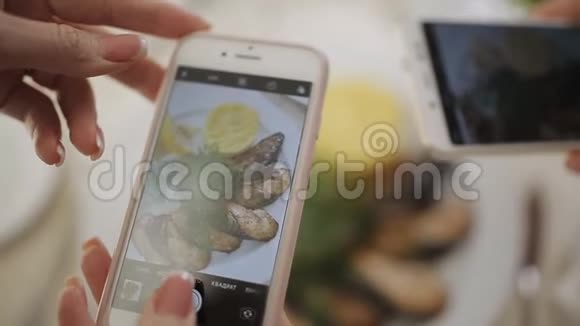为社交网络用手机相机拍摄一张餐厅食物的照片视频的预览图