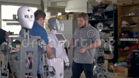 年轻的工程师在车间工作室制作机器人视频的预览图