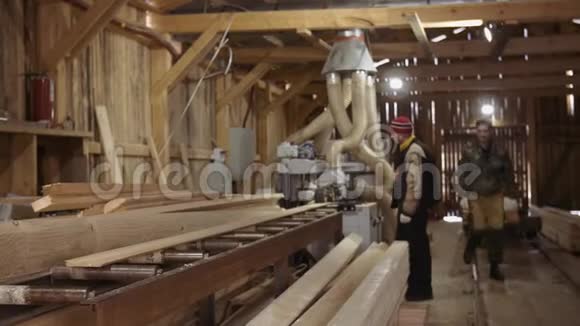 水手们在锯木厂用木板装成一包视频的预览图