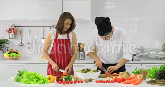 亚洲厨师在烹饪课上教学生视频的预览图