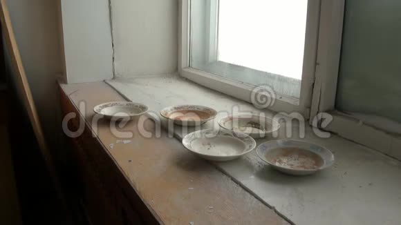 在废弃的城市PyramidenSpitsbergen北极的窗台上脏盘子视频的预览图