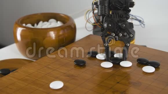 关闭机器人手臂与玩中国围棋游戏智能机械手实验工业机器人模型视频的预览图