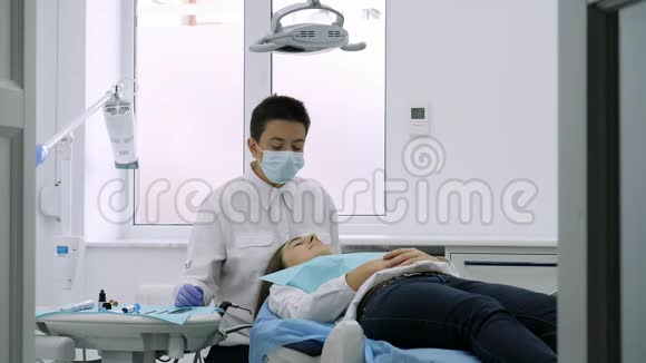 牙医开始牙科治疗视频的预览图