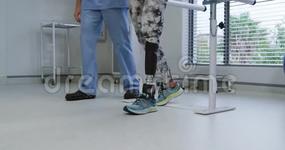 医院里有假肢的女人视频的预览图