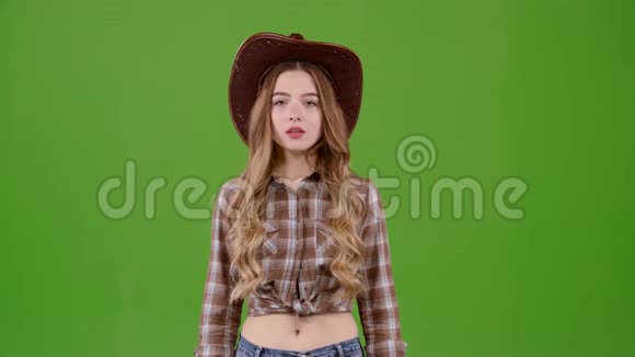戴牛仔帽的女孩为胜利感到高兴绿色屏幕视频的预览图