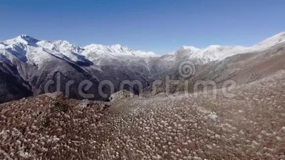 飞行近冬季山脉山谷空中4k视频俄罗斯高加索扎坎旅游生态旅游视频的预览图