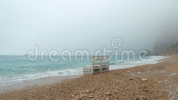一条孤独的长凳矗立在海边视频的预览图
