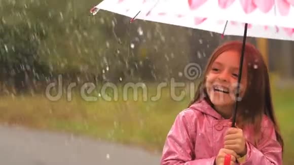雨下的小女孩开心视频的预览图