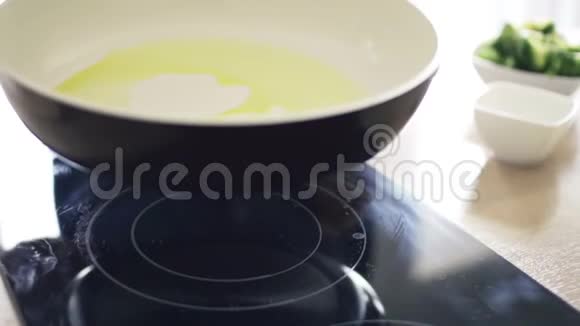 在厨房慢动作的感应滚刀上涂橄榄油的人视频的预览图