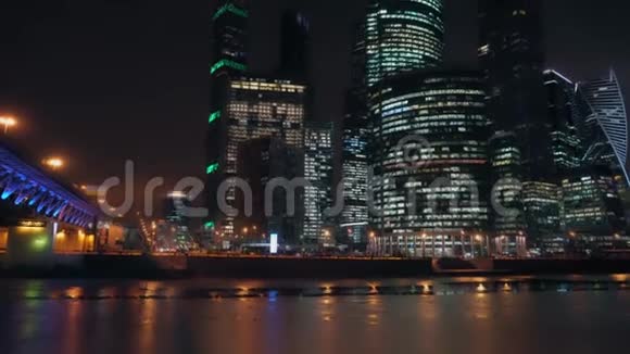 在金融区过夜摩天大楼窗户里有光城市景观4K视频的预览图