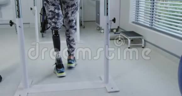 医院里有假肢的女人视频的预览图