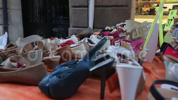 各种女鞋在户外展出街头小贩卖便宜货视频的预览图
