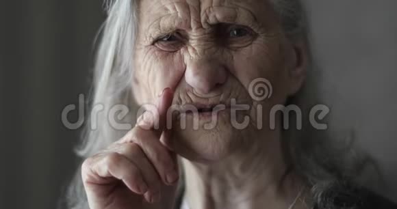有白发的老妇人讲述故事的肖像视频的预览图