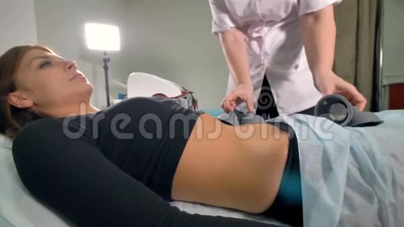 医生在妇女腹部放置真空电极视频的预览图