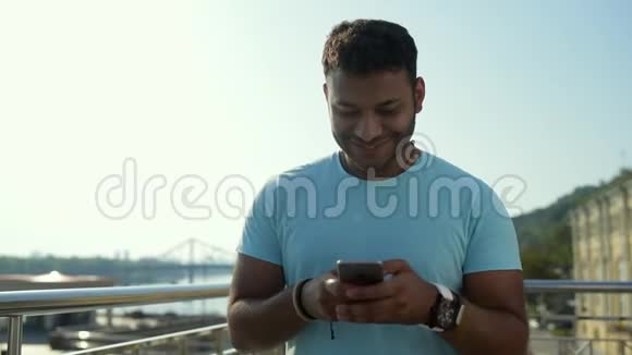 兴奋的印度男人用手机打字视频的预览图