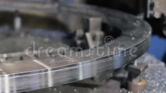 金属加工和机器制造过程精密铣削加工旋转速度快视频的预览图