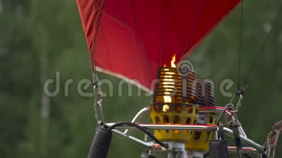 特写热气球燃烧器充气信封准备飞行视频的预览图