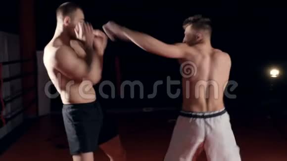 两个人在一个昏暗的拳击工作室里打架视频的预览图
