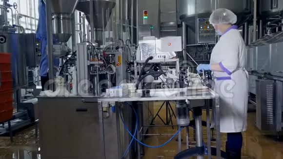 两名工人在一家乳品厂排队准备好产品视频的预览图