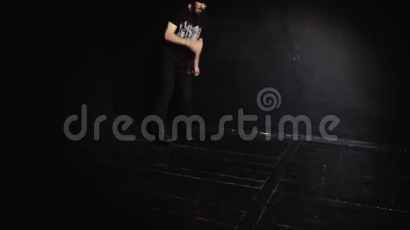 街头舞者表演跳脱衣舞的元素视频的预览图