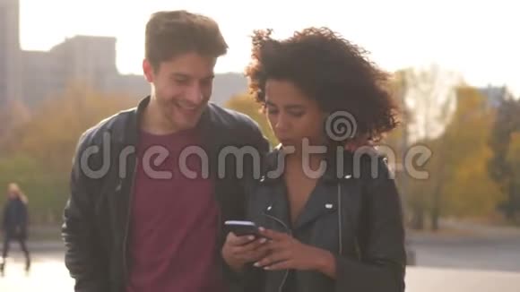 城里的情侣共用手机视频的预览图