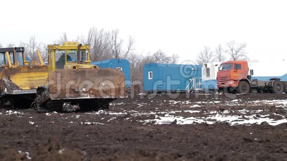 拖拉机穿过泥地视频的预览图