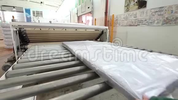 床垫的扭转和包装机床垫的真空包装机的自动机器视频的预览图
