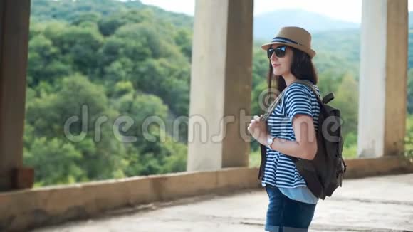 年轻的女旅行者带着背包在古城眺望远方视频的预览图