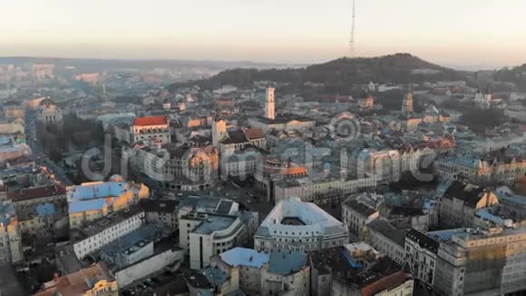 飞越乌克兰利沃夫市的中部早晨日出在城市上空美丽的全景视频的预览图