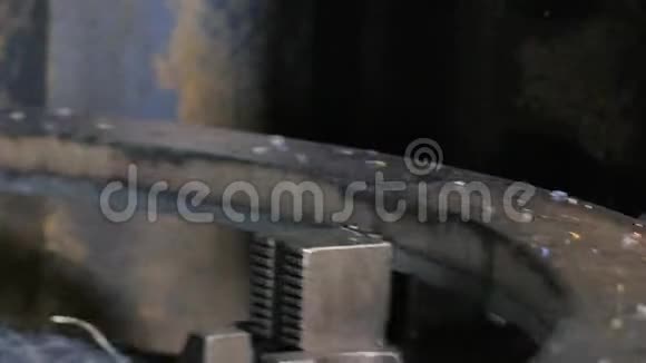 金属加工和机器制造过程精密铣削加工旋转速度快视频的预览图