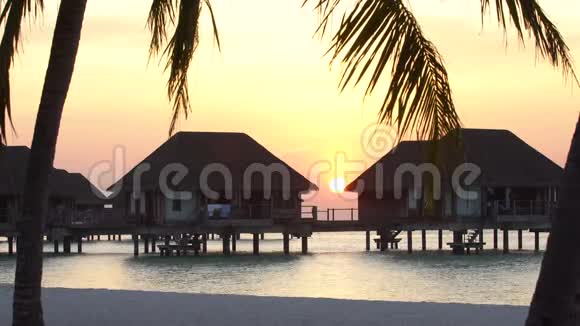 日落时观赏马尔代夫岛视频的预览图