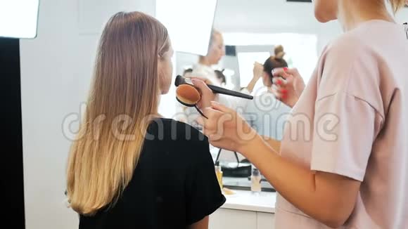 专业化妆师在视觉工作室与模特合作的特写慢动作视频女性化妆品视频的预览图