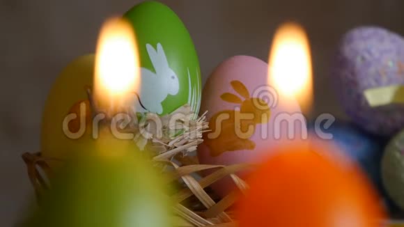用复活节彩蛋做成的蜡烛绿色橙色黄色复活节彩蛋蜡烛和彩色复活节彩蛋视频的预览图