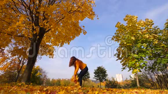 女人吐在空中亮黄的枫叶视频的预览图