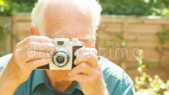 老人用旧相机拍照视频的预览图