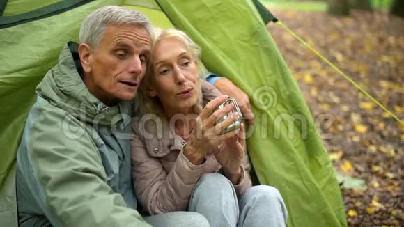 啦啦队老妇人和丈夫坐在帐篷里视频的预览图