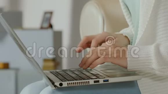 年轻女性博客写手在笔记本电脑上打字自由职业视频的预览图