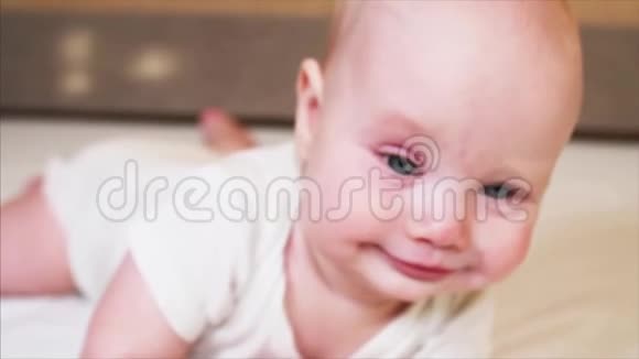 可爱的6个月大的蓝眼睛小男孩的特写镜头视频的预览图