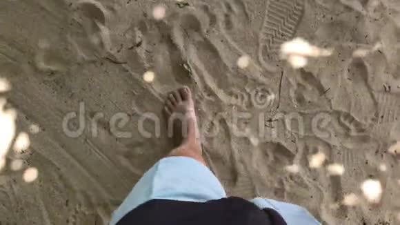 在巴厘岛热带沙滩上赤脚行走的男人视频的预览图