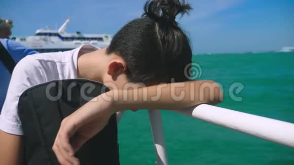 少年男孩在乘船旅行时患上了晕船病害怕在视频的预览图