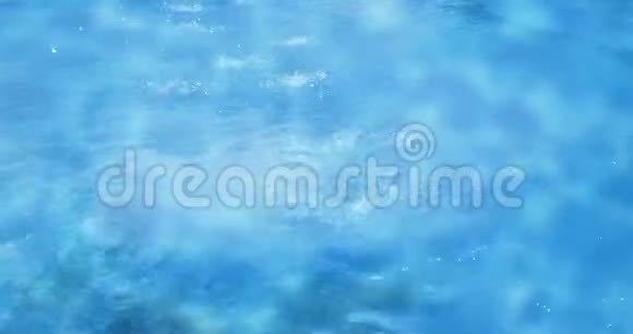 蓝色的海洋波浪水滴或在阳光明媚的日子里平静的运动背景表面有阳光视频的预览图