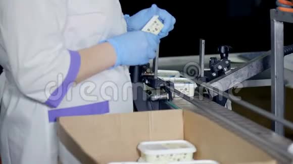 工人们戴着蓝色手套检查奶酪包视频的预览图