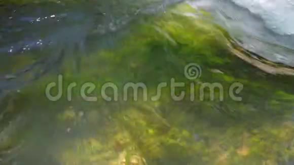 水在湍急的山涧中视频的预览图