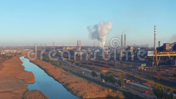 空中观景这条河在一家工厂附近长满了芦苇视频的预览图