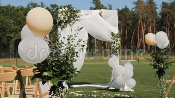 婚礼拱门装饰视频的预览图