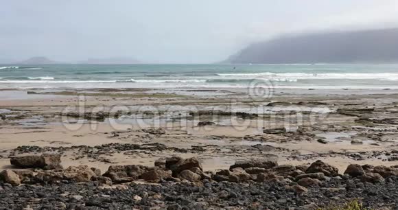 卡拉塔法玛拉海滩的海浪背景是拉格拉希奥萨岛兰萨罗特视频的预览图